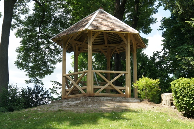 La butte de la gloriette avant amnagement par les Jardiniers de Beausjour