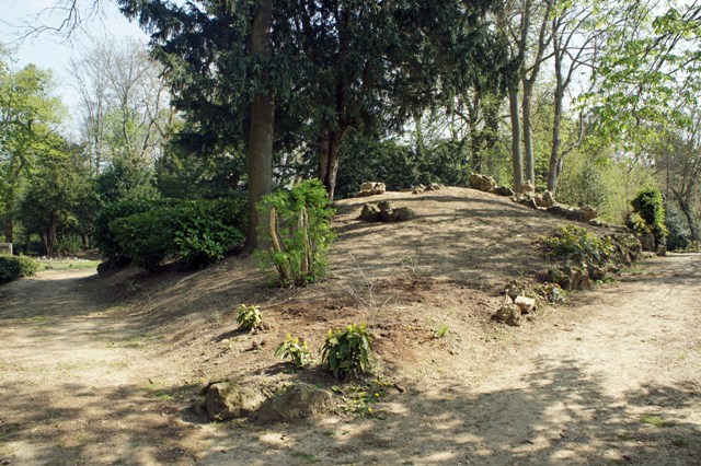 La butte de la gloriette avant amnagement par les Jardiniers de Beausjour