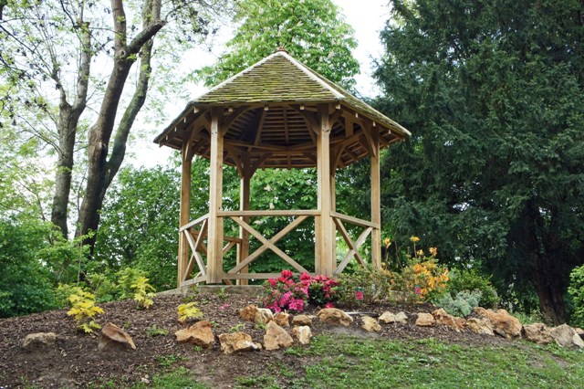 La butte de la gloriette aprs amnagement par les Jardiniers de Beausjour