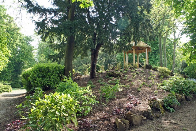 iLa butte de la gloriette aprs amnagement par les Jardiniers de Beausjour