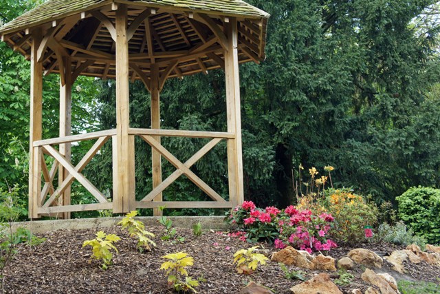 La butte de la gloriette aprs amnagement par les Jardiniers de Beausjour