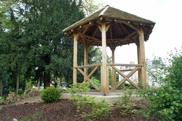 La butte de la gloriette aprs amnagement par les Jardiniers de Beausjour