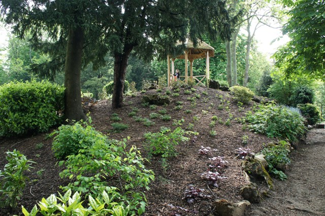 La butte de la gloriette aprs amnagement par les Jardiniers de Beausjour