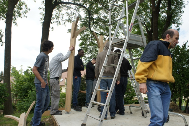 La gloriette en montage dans le parc de Beausjour