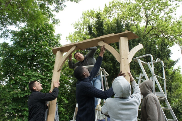 La gloriette en montage dans le parc de Beausjour