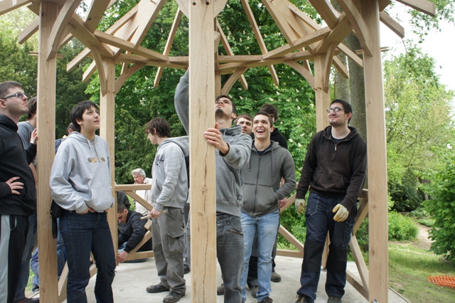 La gloriette en montage dans le parc de Beausjour